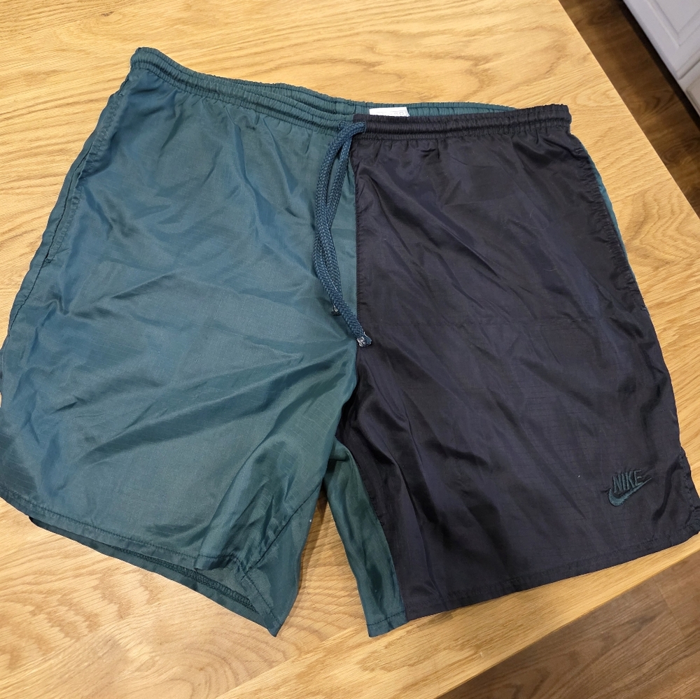 Nike Vintage Men's Green and Black Shorts